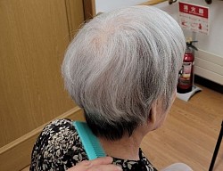 定期的に道化師として簡単なパフォーマンスを行います。